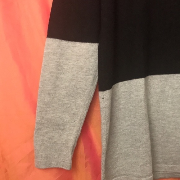 Onea Women’s Sweater Black Gray Color Block Size L Zips in back EUC - Picture 3 of 10